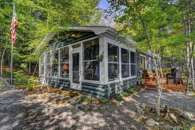 Image de Cabane nostalgique sur un lac calme. Aménagements pour les familles, les couples et les pêcheurs