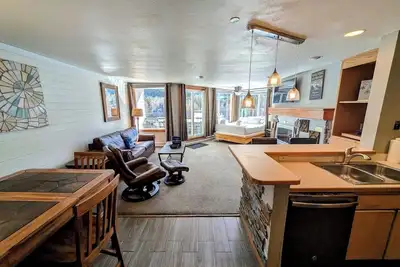 Image de Studio ouvert et lumineux qui conviendrait parfaitement pour un groupe de 4 avec beaucoup d’espace pour votre voyage à Keystone.