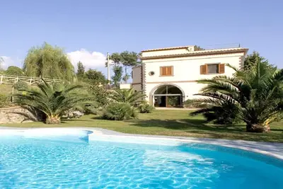 Image de Superbe villa avec piscine privée entourée d'un beau jardin sur la côte de Sorrente