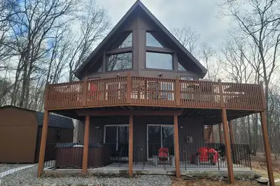 Image de Belle propriété boisée rénovée avec un ruisseau pittoresque à l'arrière.