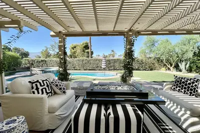 Image de Hou La La! Première fois sur le marché locatif. Cette piscine privée vue à la maison est-ce!