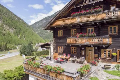 Image de Beim Holzschnitzer by Interhome