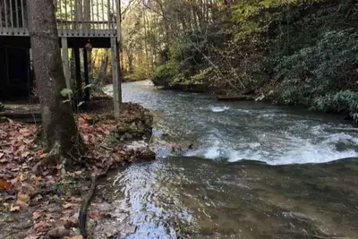 Image de Bord de l'eau sur Walden's Creek. Asseyez-vous sur le pont, écoutez de l'eau apaisante apaisante.