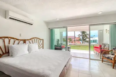Image de Charmant appartement au bord de l'eau avec cuisine complète, piscines partagées et accès à la plage