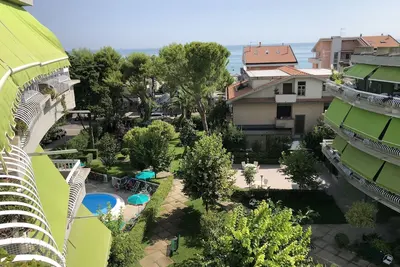 Image de Vue mer avec piscine et beau jardin