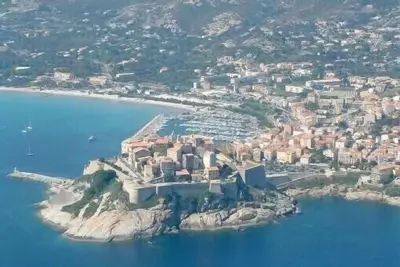 Image de T2 très lumineux calme climatisé plage commerces a 100m parking privé sécurise