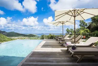 Image de Grande piscine à débordement - Chauffée, privée, transats, système de son, cave à vin, Wifi gratuit, Ac