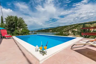 Image de Seulement 30m de la plage, nouvellement meublé, avec belle vue et piscine extérieure.