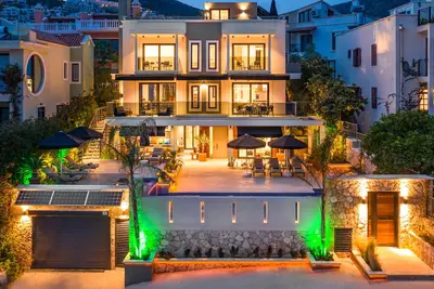Image de Villa super moderne avec 5 chambres, piscine privée chauffée et jacuzzi sur le toit