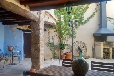 Image de Maison rurale avec barbecue à côté de la Toscane espagnole, la région de Matarraña