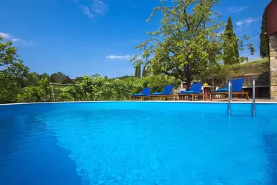 Image de Maison de vacances avec piscine, air conditionné, barbecue et dans un endroit calme