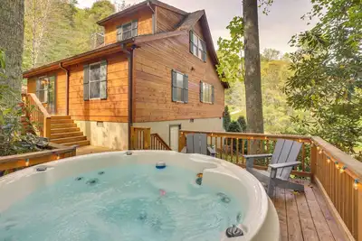 Image de «Creekside Family Cabin» avec bain à remous et étang de pêche!
