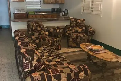Image de Bungalow entièrement équipé et meublé de 3 chambres à coucher, idéalement situé sur la côte nord