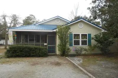 Image de 2 chambres 2 salles de bain récemment rénovées belle maison privée à 3 miles de l'océan.