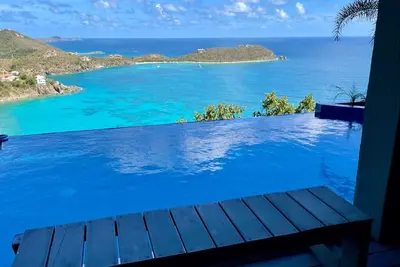 Image de 2-4 Br avec une vue imprenable, immense terrasse couverte, piscine et bain à remous