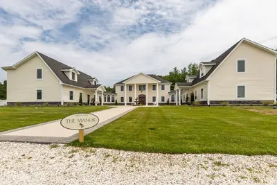 Image de Magnifique domaine équestre avec des finitions de luxe, un bain �� remous privé et une piscine chauffée!