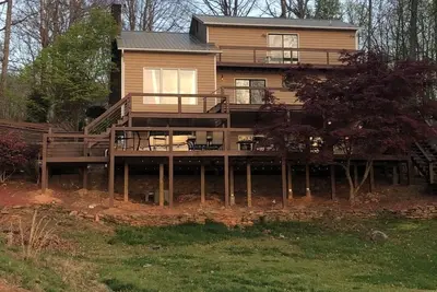Image de Belle maison devant le lac
