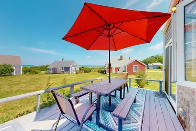 Image de Bay View Cottage w / pont, barbecue à gaz et vue magnifique - ��tapes de la plage privée!