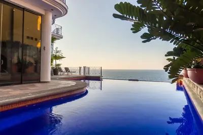Image de Villa luxueuse face à la mer, piscine à débordement, chef international, personnel, jaccuzzi et ascenseur