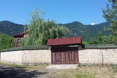 Image de Il y a 4 chambres et 2 salons.