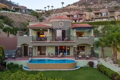 Image de Villa extraordinaire avec piscine à débordement privée. Pleine vue sur l'océan. 3000 pieds carrés