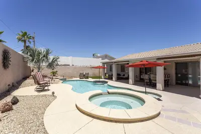 Image de Belle piscine avec w / grand bateau / parking Rv nouvellement meublé