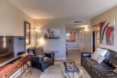 Image de Diamant dans le désert. Condo bien approvisionné, confortable et artistique