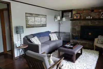 Image de Appelez pour les promos d'automne! Venez vous détendre dans ce chalet au bord du lac!