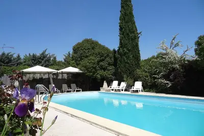 Image de Gîte de charme avec piscine, fontaines, moulin, parc et platanes