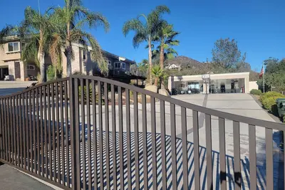 Image de Magnifique domaine privé fermé à Rancho San Diego!