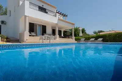 Image de Charmante villa de 4 chambres sur le club d'Albufeira avec piscine privée, wifi gratuit et climatisation