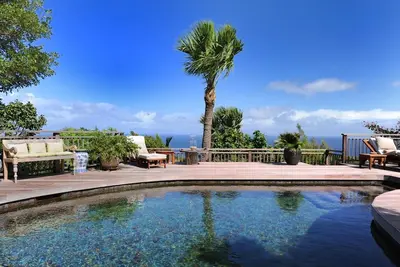 Image de Piscine chauffée en pierre de lave, Jardin tropical luxuriant, Repas en plein air, Aires de détente, Wifi gratuit