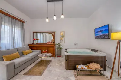 Image de Villa Achilleas dans un village naturel Ă 5 'de la plage.