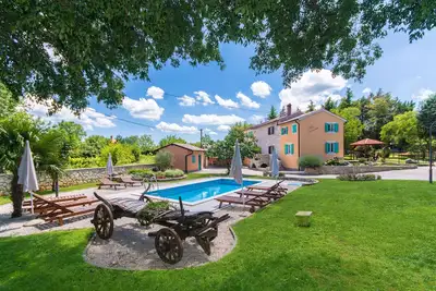 Image de Villa meublée de Charme dans un jardin paysager