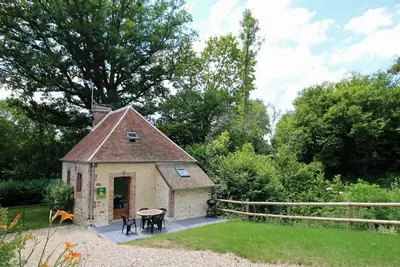 Gîte de Charme Ancien Moulin avec Étang, Terrasse, et Activités au Cœur de Longny au Perche
