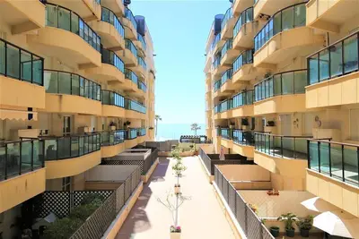 Image de Appartement moderne avec Wifi et climatisation, Beachside à distance de marche du port et centre