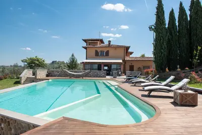 Image de Villa avec piscine, restaurant et cave dans le Chianti