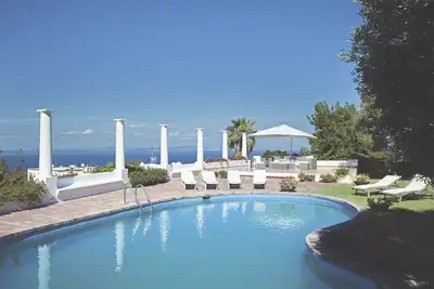 Image de Villa de style méditerranéen avec jardin et piscine