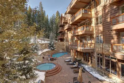 Image de Ski gratuit pour les enfants. Billets de remontée inclus. Ski-In / Out Luxury Two Bdrm at The Timbers
