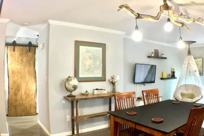 Image de 2br Urban Escape Apt sur rue boisée calme