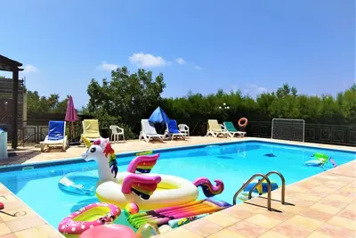 Image de Jours Heureux! RÉSERVEZ Vos Vacances De RÊVE Et Obtenez Une Voiture Gratuite, Free Air-Con, Free Wi-Fi