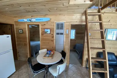 Image de Cabine avec plage privée sur le lac de cristal. Promenez-vous dans les magasins et les restaurants Beulah!