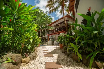 Image de Villa Jardin - 2 Br, cuisine, piscine, à pied de Samara depuis votre refuge en bord de rivière