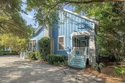 Image de La maison est une promenade courte ou à vélo à la plage, village, jetée, boutiques et restaurants