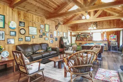 Image de Road House convertie avec grande terrasse, cour et étang