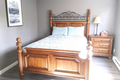 Image de Grand Condo avec Creekside View Minutes du centre-ville!