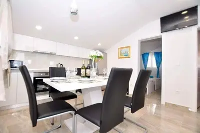 Image de Appartement de deux chambres avec la terrasse et la vue sur le mer Slatine, Ciovo (A-17234-a)