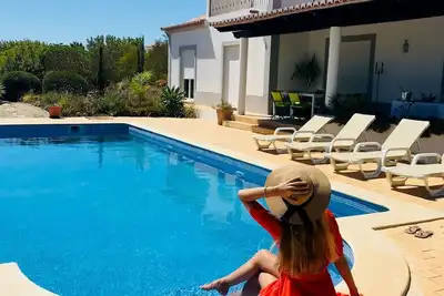 Image de Villa familiale de luxe confortable - Piscine privée, Barbecue, Salle de jeux 10x5m