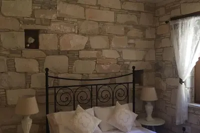 Joliment restaurée, maison de village en pierre de 2 chambres offrant paix et tranquillité