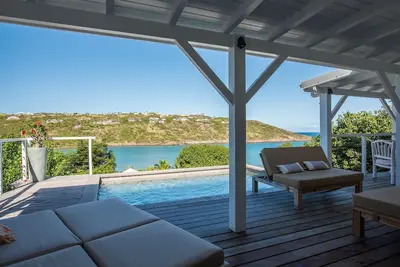 Image de Superbe piscine privée complète avec des aménagements extérieurs, une terrasse face à l'océan